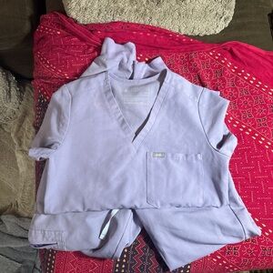 FIGS women’s Lavender Scrub set